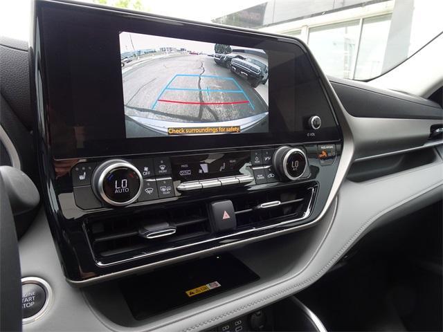 Photo of 2024 Moon Dust Toyota Highlander