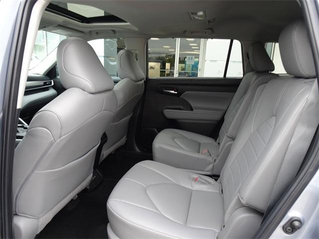 Photo of 2024 Moon Dust Toyota Highlander
