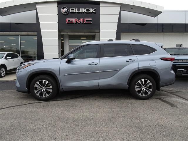 Photo of 2024 Moon Dust Toyota Highlander