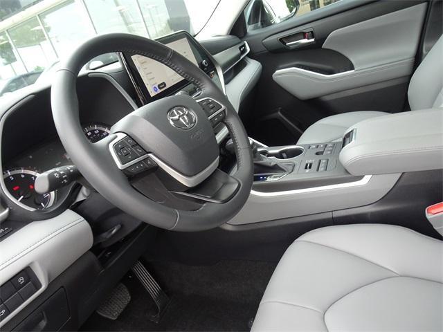 Photo of 2024 Moon Dust Toyota Highlander