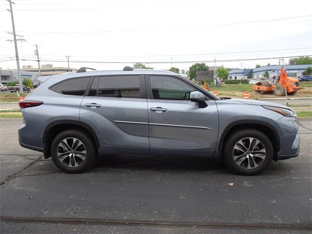 Photo of 2024 Moon Dust Toyota Highlander
