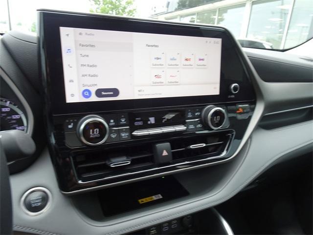 Photo of 2024 Moon Dust Toyota Highlander