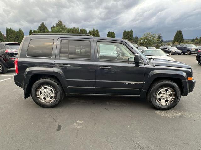 Photo of 2016 Maximum Steel Metallic Clearcoat Jeep Patriot