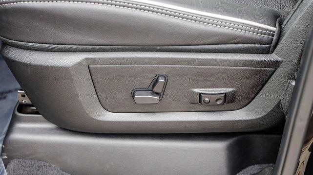 Photo of 2025 Diamond Black Crystal Pearlcoat RAM 2500