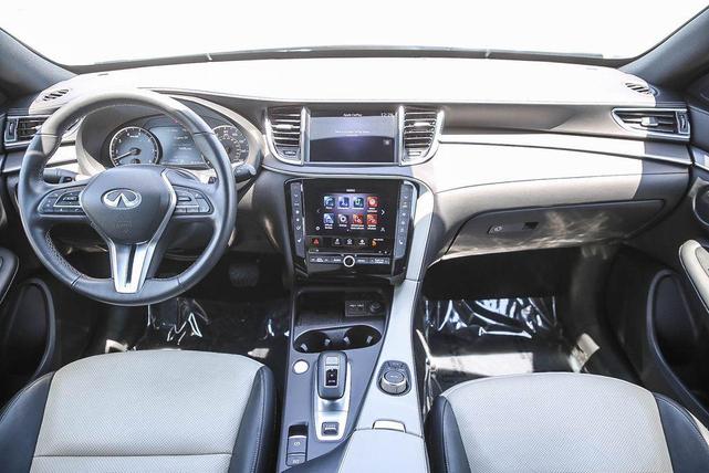 Photo of 2024 Radiant White INFINITI QX55