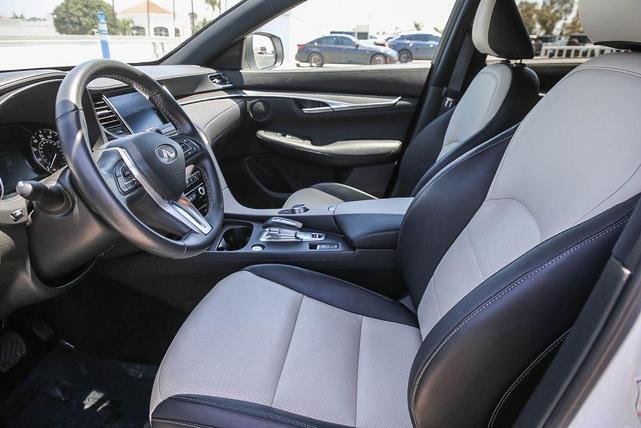 Photo of 2024 Radiant White INFINITI QX55