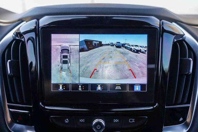 Photo of 2022 Silver Ice Metallic Chevrolet Traverse