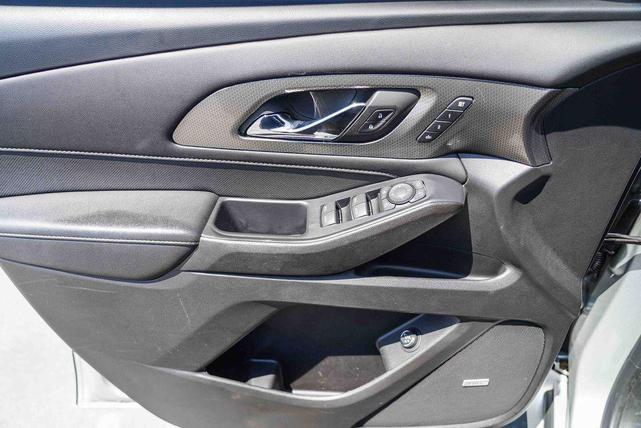 Photo of 2022 Silver Ice Metallic Chevrolet Traverse