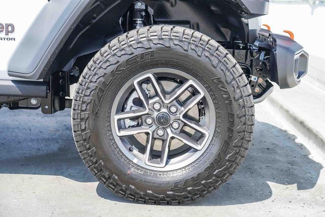 Photo of 2025 Bright White Clearcoat Jeep Gladiator