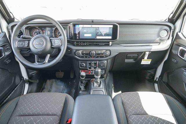 Photo of 2025 Bright White Clearcoat Jeep Gladiator