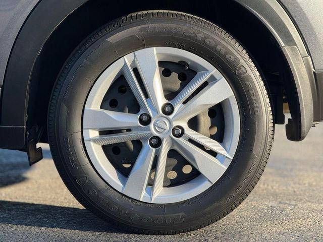 Photo of 2021 Gun Metallic Nissan Kicks