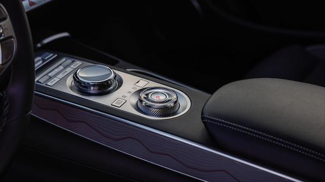 Photo of 2025 Vik Black Genesis GV70