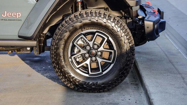 Photo of 2025 Anvil Clearcoat Jeep Gladiator