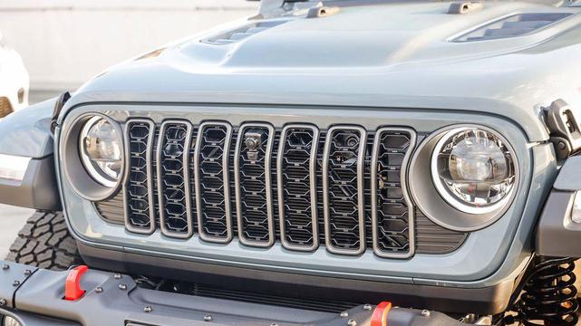 Photo of 2025 Anvil Clearcoat Jeep Gladiator