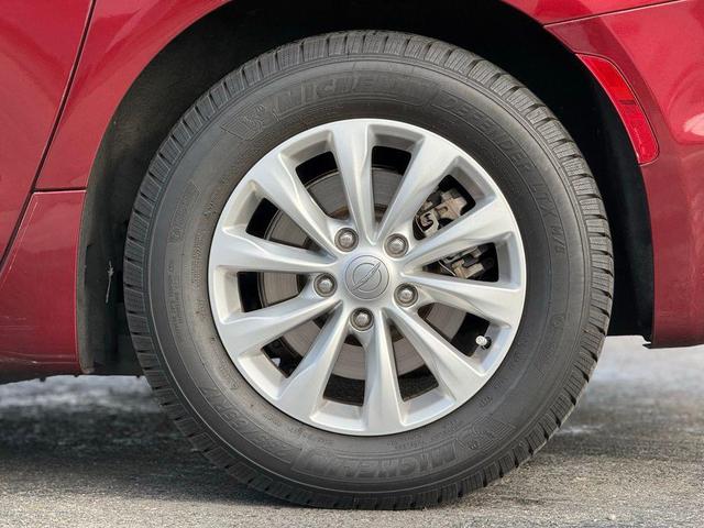 Photo of 2019 Velvet Red Pearlcoat Chrysler Pacifica