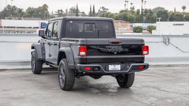 Photo of 2025 Black Clearcoat Jeep Gladiator