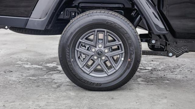 Photo of 2025 Black Clearcoat Jeep Gladiator