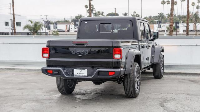 Photo of 2025 Black Clearcoat Jeep Gladiator