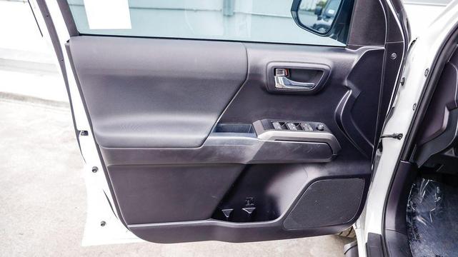 Photo of 2021 Super White Toyota Tacoma
