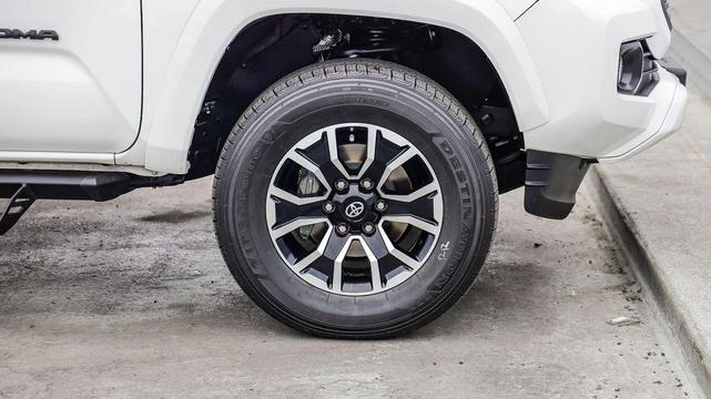 Photo of 2021 Super White Toyota Tacoma
