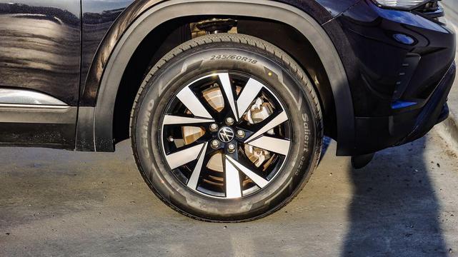 Photo of 2023 Deep Black Volkswagen Atlas Cross Sport