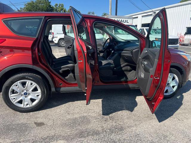 Photo of 2016 BURGUNDY Ford Escape