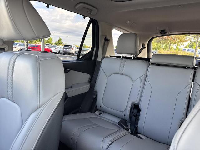 Photo of 2025 Lunar Silver Metallic Honda Pilot
