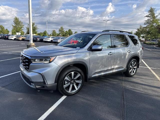 Photo of 2025 Lunar Silver Metallic Honda Pilot