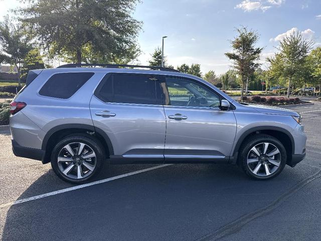 Photo of 2025 Lunar Silver Metallic Honda Pilot