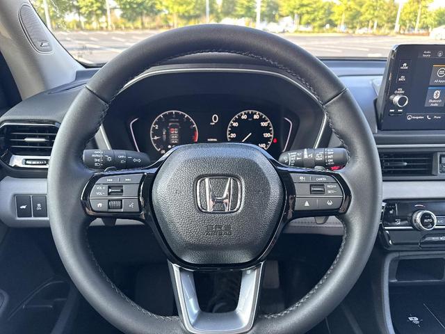 Photo of 2025 Lunar Silver Metallic Honda Pilot