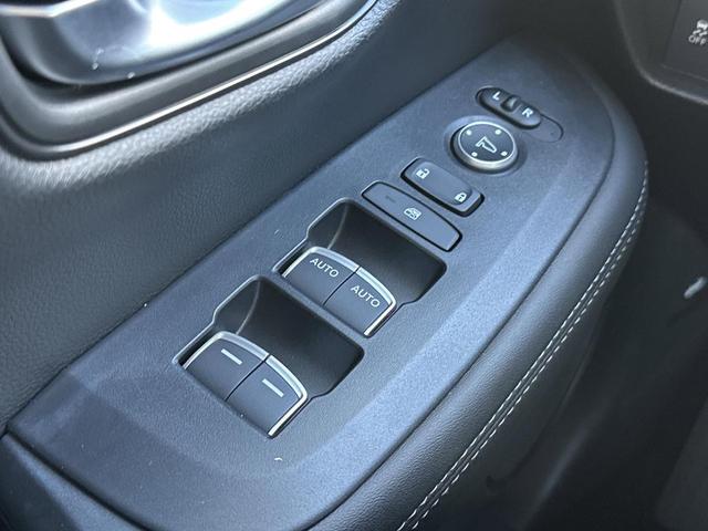 Photo of 2026 Platinum White Pearl Honda HR-V
