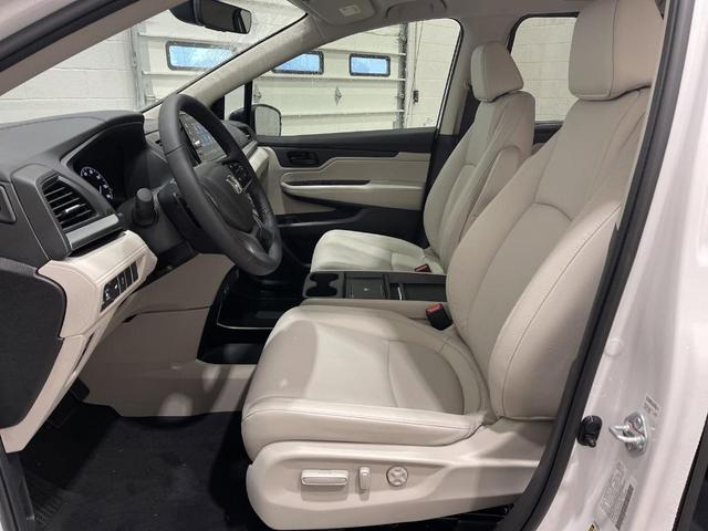 Photo of 2025 Platinum White Pearl Honda Odyssey
