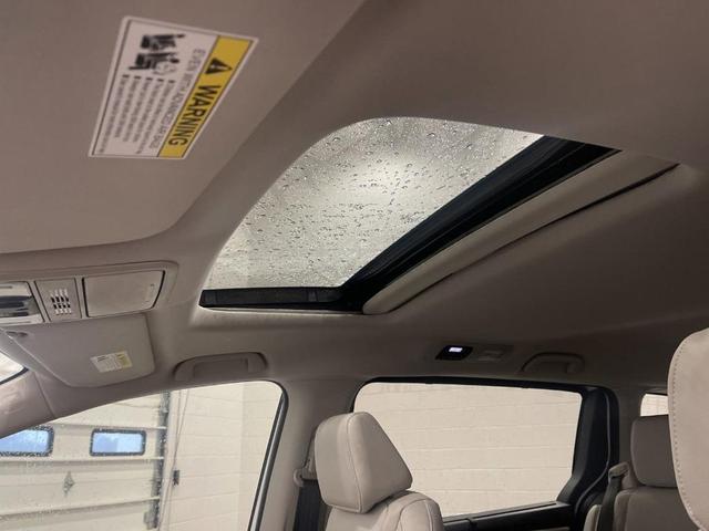 Photo of 2025 Platinum White Pearl Honda Odyssey