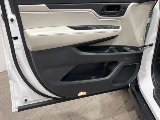 Photo of 2025 Platinum White Pearl Honda Odyssey