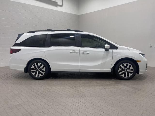 Photo of 2025 Platinum White Pearl Honda Odyssey