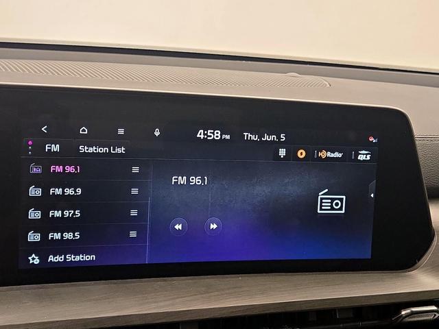 Photo of 2023 White Kia Telluride
