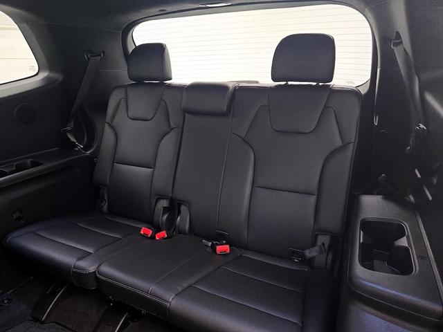 Photo of 2023 White Kia Telluride