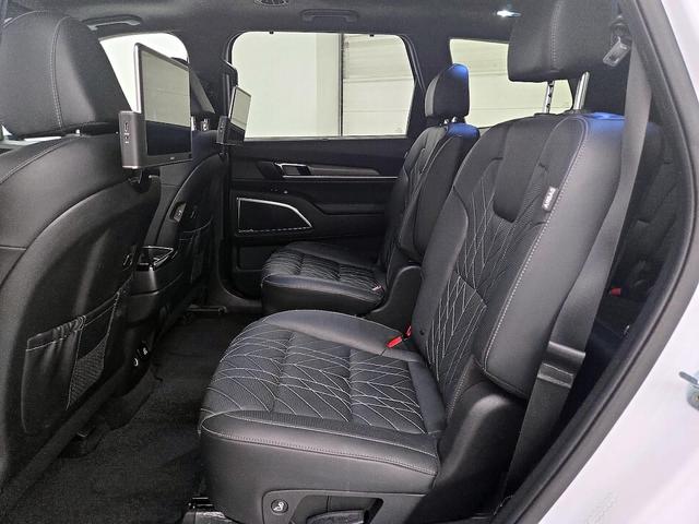 Photo of 2023 White Kia Telluride