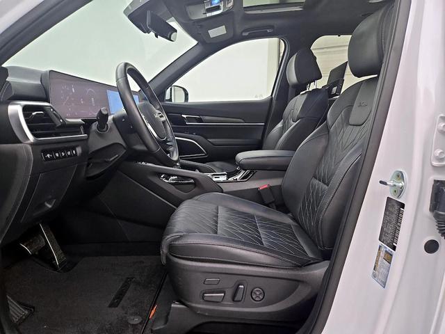 Photo of 2023 White Kia Telluride