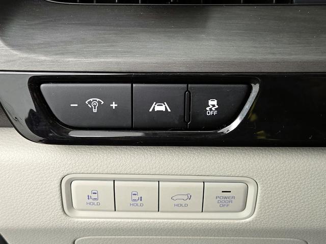Photo of 2023 Red Kia Carnival