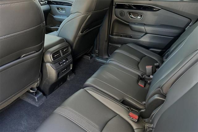 Photo of 2025 Platinum White Pearl Honda Pilot