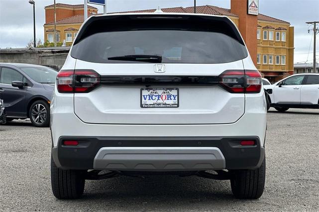 Photo of 2025 Platinum White Pearl Honda Pilot