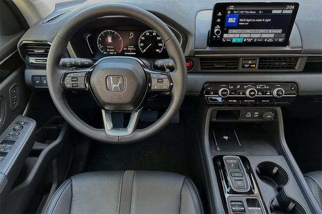 Photo of 2025 Platinum White Pearl Honda Pilot