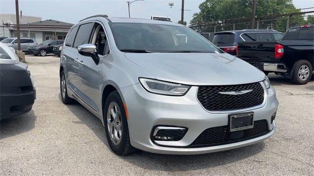 Photo of 2023 Silver Mist Clearcoat Chrysler Pacifica