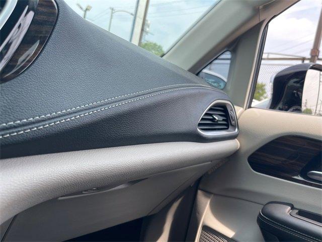 Photo of 2023 Silver Mist Clearcoat Chrysler Pacifica