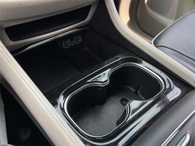 Photo of 2023 Silver Mist Clearcoat Chrysler Pacifica