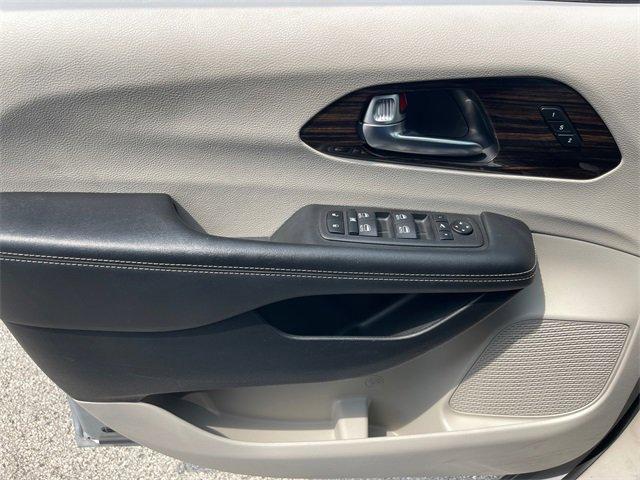 Photo of 2023 Silver Mist Clearcoat Chrysler Pacifica