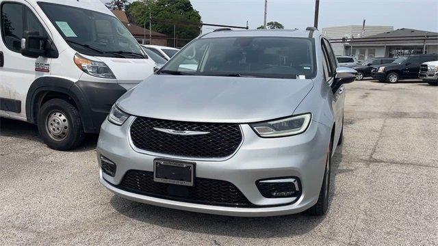 Photo of 2023 Silver Mist Clearcoat Chrysler Pacifica