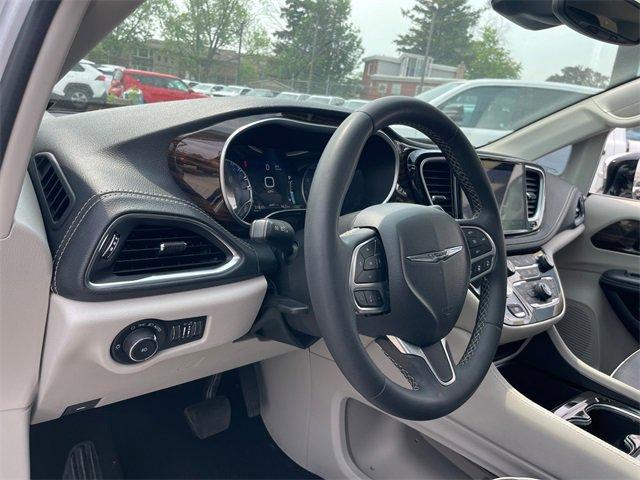 Photo of 2023 Silver Mist Clearcoat Chrysler Pacifica