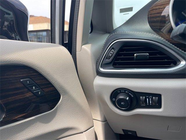 Photo of 2023 Silver Mist Clearcoat Chrysler Pacifica